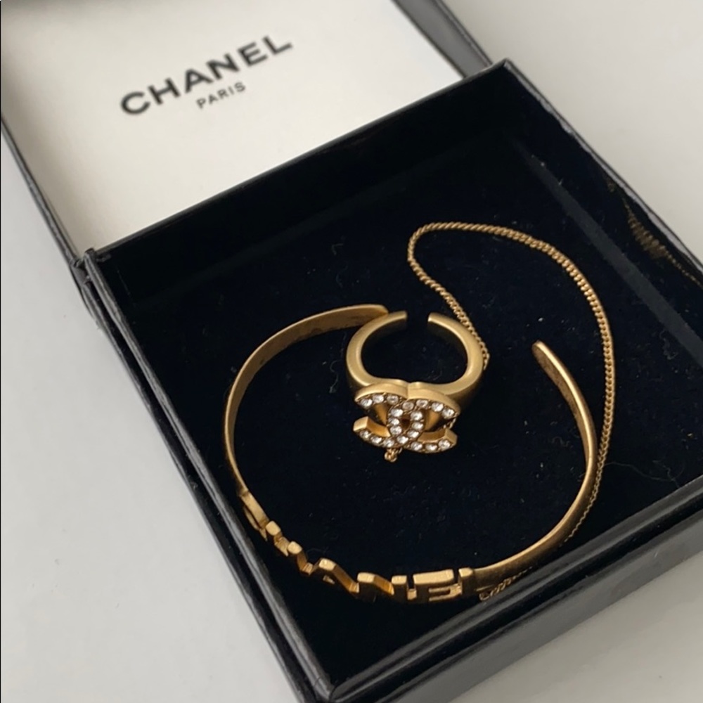 🍬SOLD**Authentic Vintage Chanel bangle chain ring
